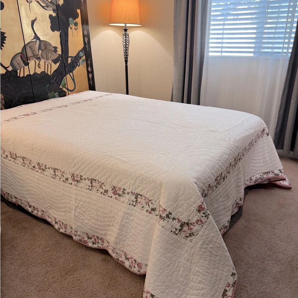White Quilt with Pink Floral Decorative Details - Full Size - Picture 2 of 11